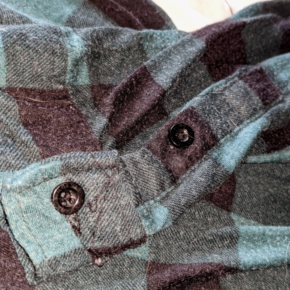 ✨2/$40✨ AMNESIA green/black flannel button up - Picture 3 of 4